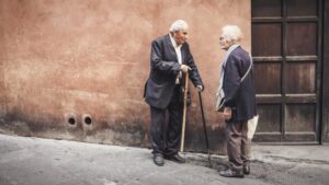 Old_people_conversing_crop