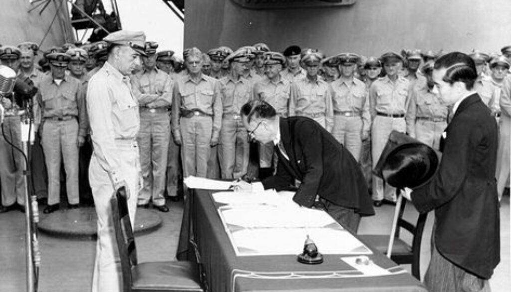 1024px-Mamoru_Shigemitsu_signs_the_Instrument_of_Surrender,_officially_ending_the_Second_World_War_-_Alt